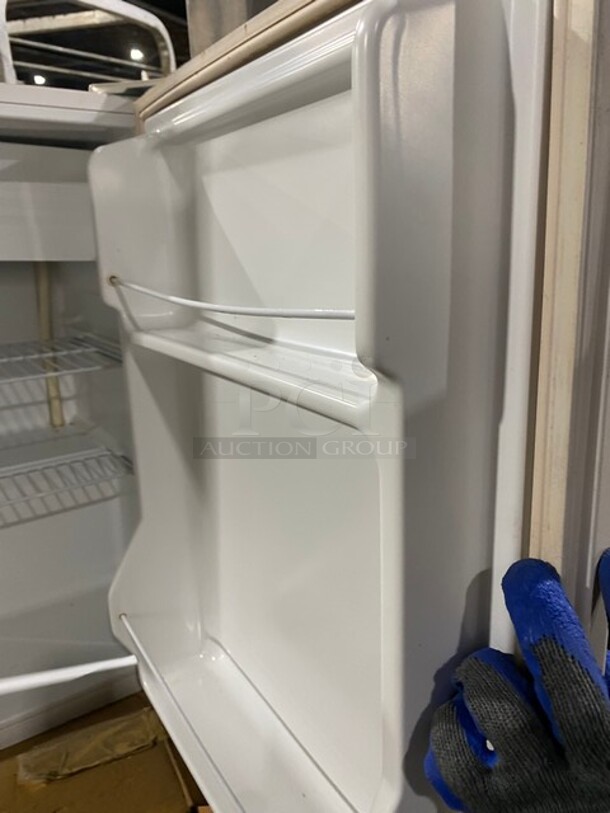 Black & Decker Countertop/ Undercounter Mini Refrigerator! Model: BCFA27 SN: BS04T1E7X00BKCCU4586 115V - Image 7 of 8