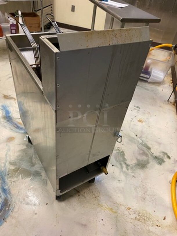 LATE MODEL! 2022 Asber Commercial Natural Gas Powered Deep Fat Fryer! With Metal Frying Baskets! With Backsplash! All Stainless Steel! On Casters! WORKING WHEN REMOVED! Model: AEF4050 SN: 8102144475 - Image 4 of 8