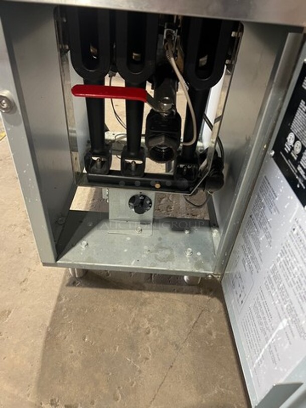 Mainstreet Commercial LP Powered Deep Fat Fryer! With Back Splash! All Stainless Steel! On Legs! Model: 541FF40L SN: 2104014006 - Image 4 of 8