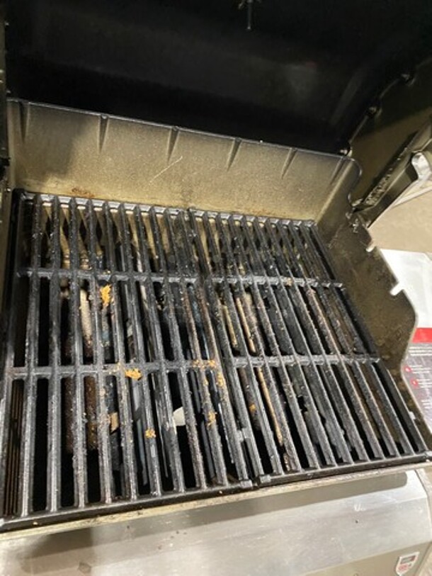 WEBER Out Door Propane BBQ Grill On Casters! - Image 5 of 7
