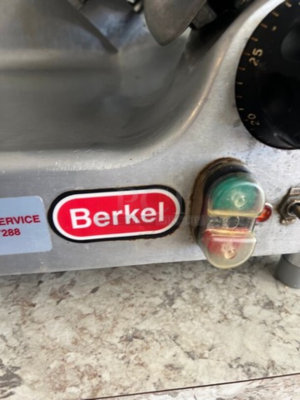 Berkel Commercial Countertop Deli/ Meat Slicer! All Stainless Steel! WORKING WHEN REMOVED! Model: 909AM SN: 9356212214107 115V - Image 5 of 8