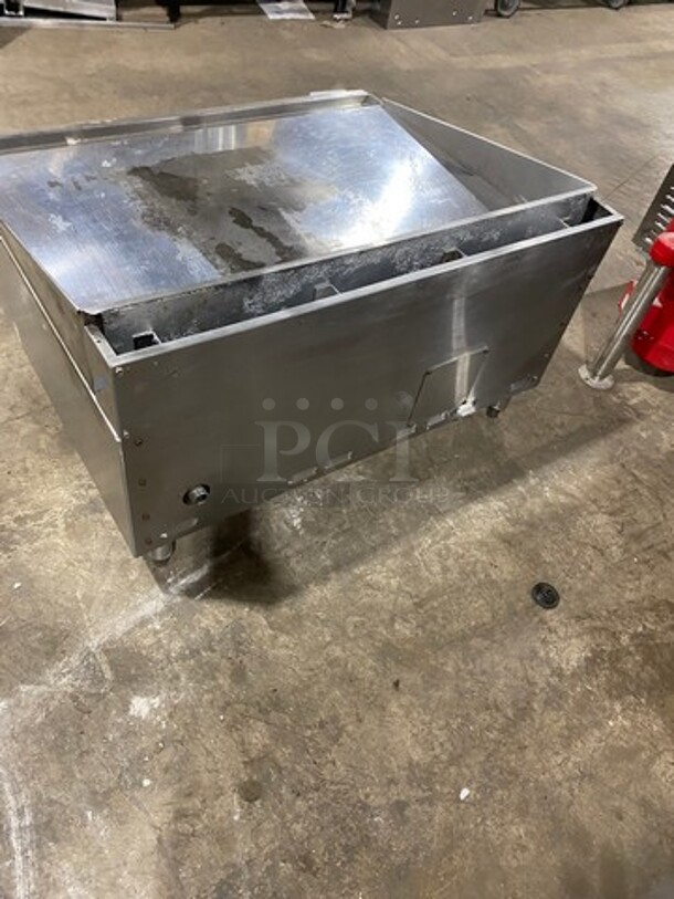 Keating All Stainless Steel 36 Inch Countertop Natural Gas Powered Thermostatic Control Flat Grill! With Back & Side Splashes! On Legs! - Image 4 of 7