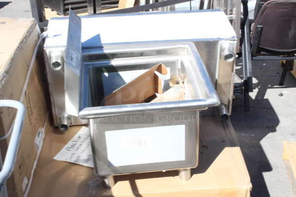 BRAND NEW SCRATCH & DENT! Regency 22" 16-Gauge Stainless Steel One Compartment Commercial Sink without Drainboard - 17" x 17" x 12" Bowl. With Legs and Faucet. 
 - Image 3 of 5