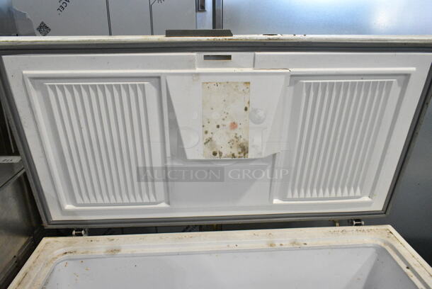 General Electric GE FH10DXAWH Metal Chest Freezer w/ Hinge Lid. 115 Volts, 1 Phase. Tested and Working! - Image 4 of 5