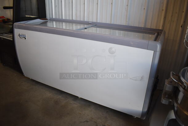 BRAND NEW SCRATCH AND DENT! Avantco 360ADC12HC Metal Commercial Chest Freezer Merchandiser on Commercial Casters. 115 Volts, 1 Phase. 71x28x34. Tested and Working! - Image 4 of 10