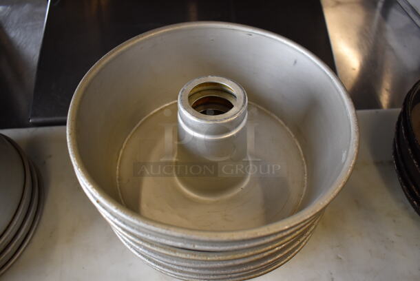 10 Metal Bundt Cake Baking Pans. 10x10x4. 10 Times Your Bid! - Image 6 of 6