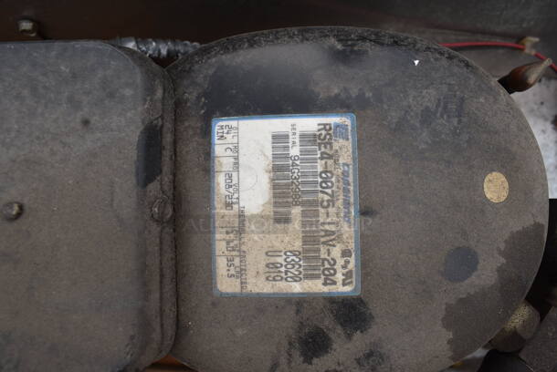 Norlake SELF CONTAINED Walk In Cooler Box w/ Copeland RSE4-0075-IAV-204 208/230 Volt, 1 Phase Compressor and Norlake CPB0751C 208-230 Volt, 1 Phase Condenser. 4'x6' Door, Two 2'x6'x Panels, Two 2.5'x6' Corner Panels, Two 3'x6' Panels, Two 1'x1'x6' Corner Panels, Two 4'x6' Ceiling Panels. Picture of the Unit Before Removal Is Included In the Listing. - Image 7 of 9