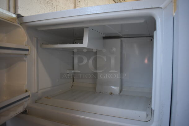 General Electric TBX16SABNLWW Metal Cooler Freezer Combo Unit. 120 Volts, 1 Phase. 28x28x68. Tested and Working! - Image 7 of 8