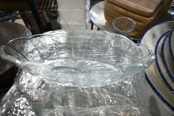 ALL ONE MONEY! Tier Lot of Various Items Including Plates, Salt Shakers and Wooden Boards - Image 6 of 7