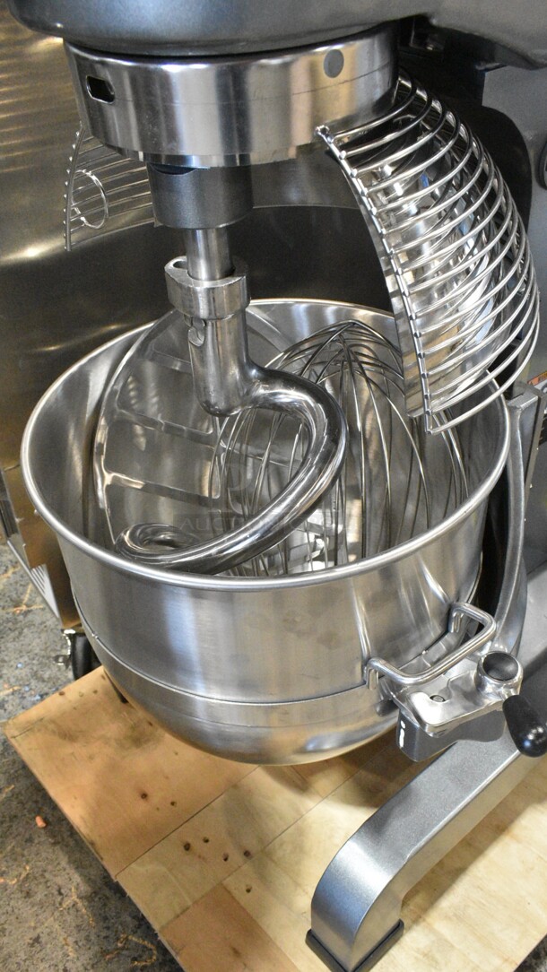 BRAND NEW SCRATCH AND DENT! Avantco 177MX40H Metal Commercial Floor Style 40 Qt. Planetary Floor Mixer w/ Stainless Steel Mixing Bowl, Bowl Guard, Dough Hook, Paddle and Whisk Attachments. 240 Volts, 1 Phase.  - Image 7 of 11