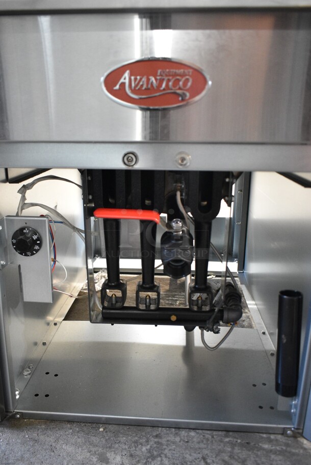 BRAND NEW SCRATCH AND DENT! 2024 Avantco 177FBF1824NG Stainless Steel Natural Gas 110-125 lb. Flat Bottom Funnel Cake / Donut Fryer. 90,000 BTU  - Image 11 of 12