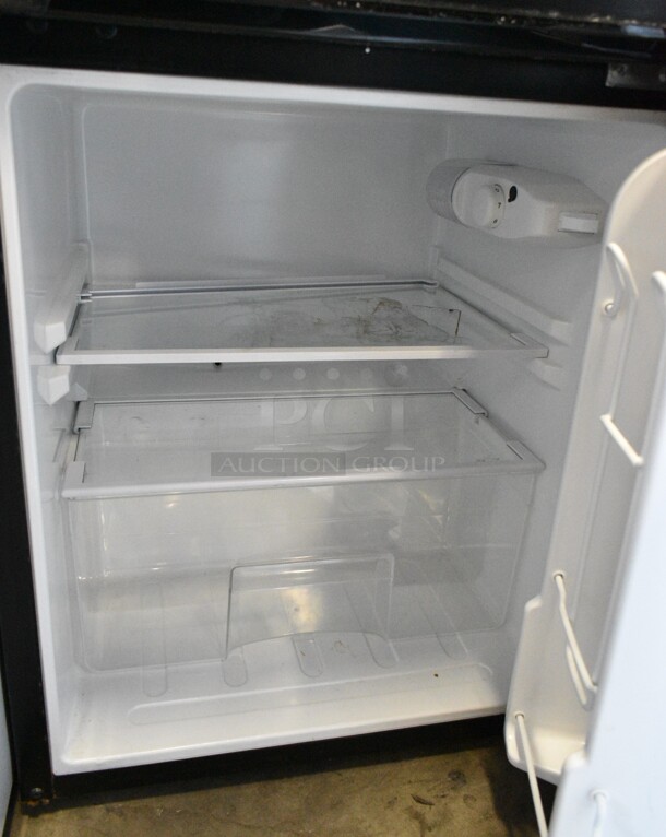 Black & Decker BCD33B Metal Mini Cooler w/ Freezer. 115 Volts, 1 Phase. Tested and Powers On But Does Not Get Cold - Image 4 of 6