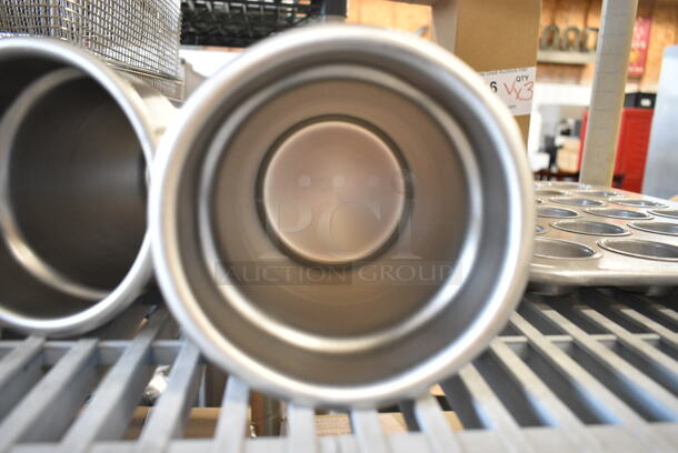 ALL ONE MONEY! Lot of BRAND NEW SCRATCH AND DENT! Items Including 2 Vollrath 78154 Stainless Steel 2.5 Qt. Vegetable Inset, Chicago Metallic 45245 24 Cup 2.1 oz. Glazed Aluminized Steel Mini Muffin Pan - 12 7/8" x 17 7/8", Bands. - Image 5 of 12