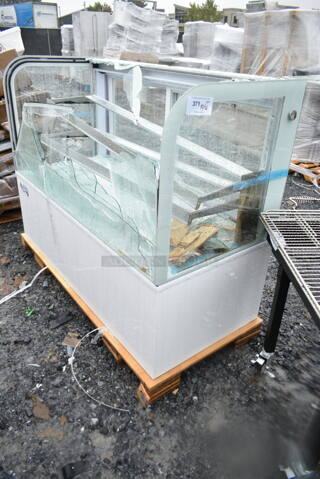 BRAND NEW SCRATCH AND DENT! Avantco 193BCD60W 60" Curved Glass White Dry Bakery Display Case. See Pictures for Broken Glass. 110-120 Volts, 1 Phase. 