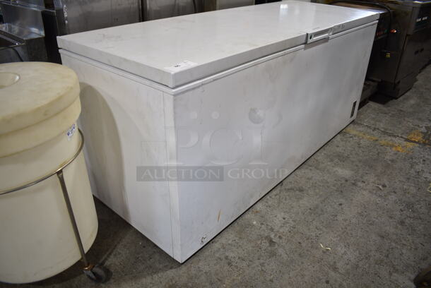 Frigidaire FFCL2042AW Metal Chest Freezer w/ Hinge Lid. 115 Volts, 1 Phase. Tested and Working! - Image 2 of 6