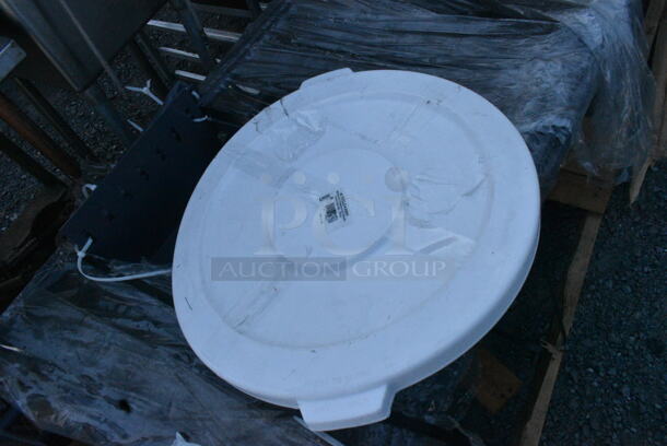 3 BRAND NEW SCRATCH AND DENT! Lavex 475TCRND44WH 44 Gallon White Round Commercial Trash Can w/ 3 Lavex 475TCLD44WH 44 Gallon White Round Commercial Trash Can Lid. 3 Times Your Bid!  - Image 7 of 8