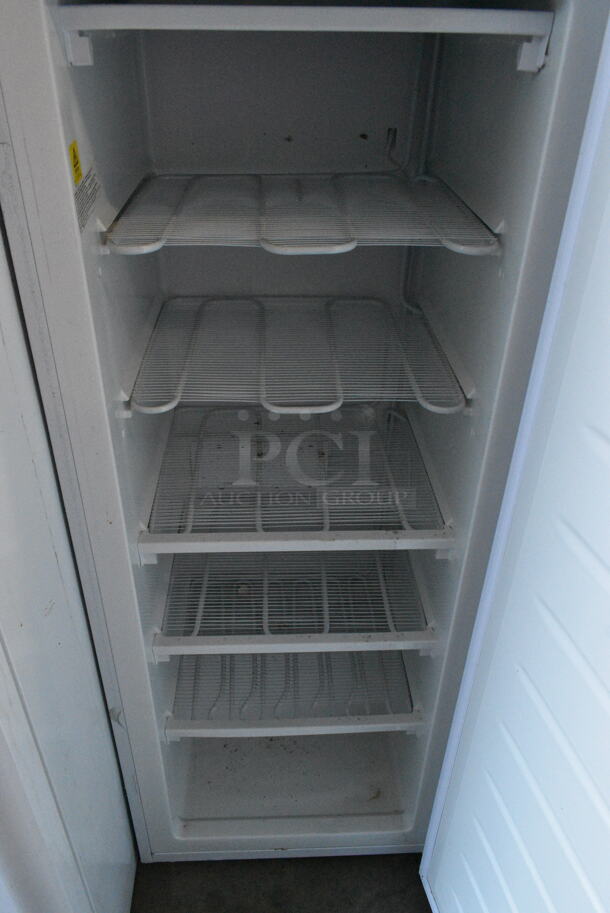 Thomson TFRF690 Metal Upright Single Door Reach In Freezer. 115 Volts, 1 Phase. Tested and Working! - Image 2 of 4