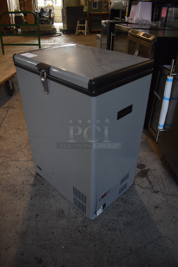 BRAND NEW SCRATCH AND DENT! Whynter FM-951GW  Electric Powered 95 Quart Portable Fridge/Freezer With Wheels Included.115V. Tested and Working!  - Image 4 of 5