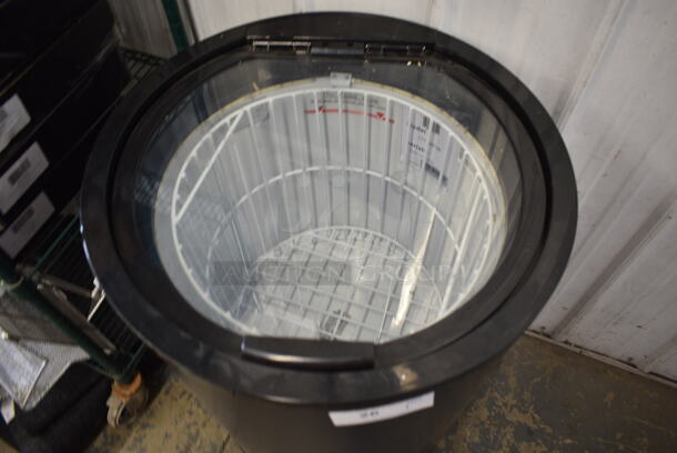 BRAND NEW SCRATCH AND DENT! Avantco 177BMF3B Metal Black Barrel Merchandiser Freezer on Commercial Casters. 110-120 Volts, 1 Phase. Tested and Working! - Image 4 of 7