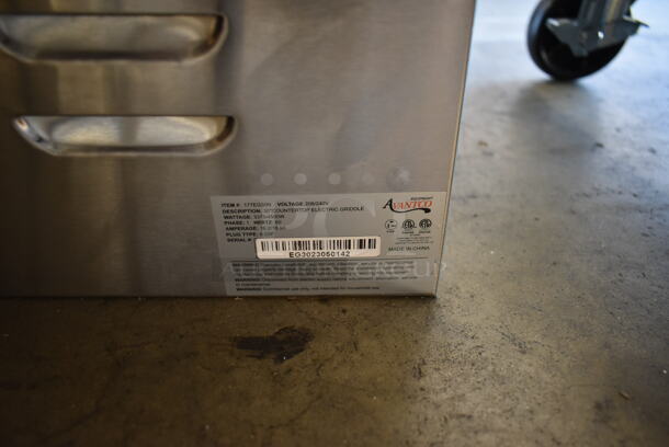 BRAND NEW SCRATCH AND DENT! Avantco 177EG30N Stainless Steel Commercial Countertop Electric Powered Flat Top Griddle. 208/240 Volts, 1 Phase.  - Image 4 of 4