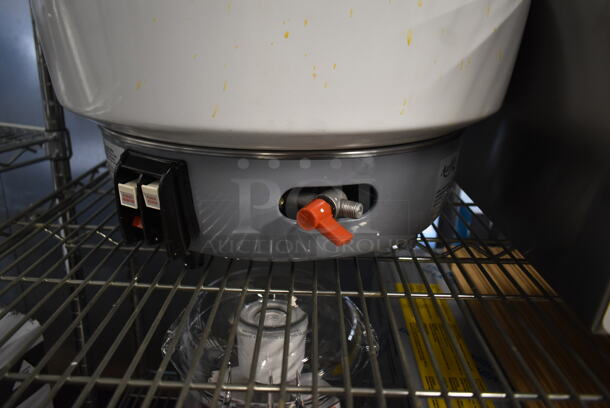 BRAND NEW SCRATCH AND DENT!  Avantco 177GRC110NAT Metal Commercial Countertop Natural Gas Powered Rice Cooker. 14,000 BTU.  - Image 3 of 5