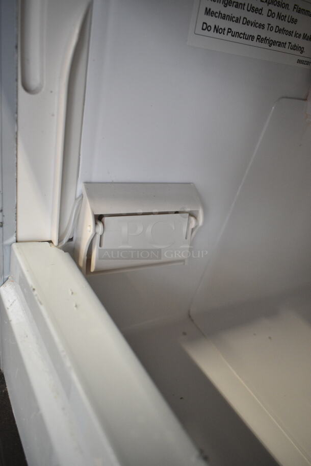 BRAND NEW SCRATCH AND DENT! Avantco 194UCB77A Stainless Steel Commercial Undercounter Self Contained Bullet Ice Machine - 96 lb. 115 Volts, 1 Phase.  - Image 5 of 7