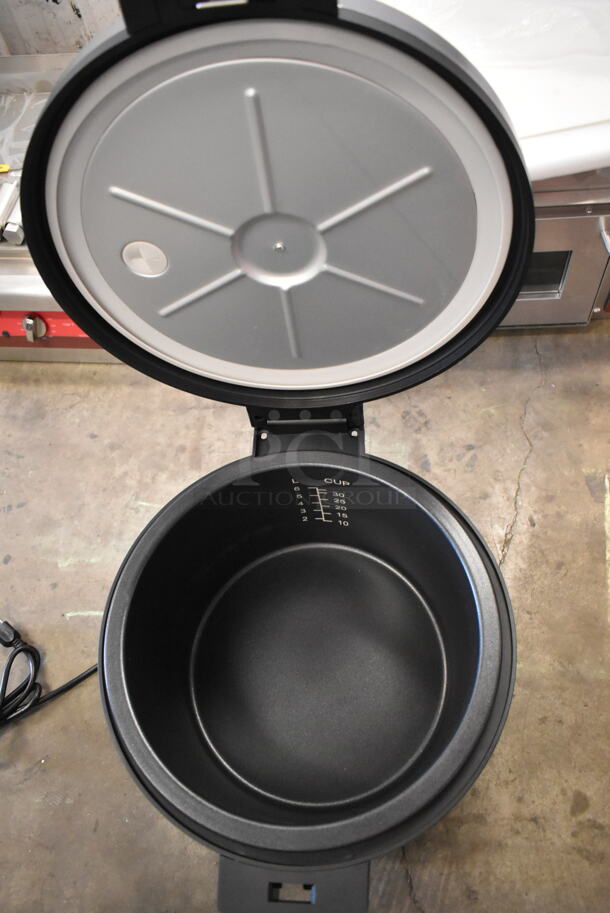 BRAND NEW SCRATCH AND DENT! Avantco 177RWB60 Stainless Steel Commercial Countertop 60 Cup Sealed Electric Rice Warmer. 120 Volts, 1 Phase. Tested and Working! - Image 4 of 5