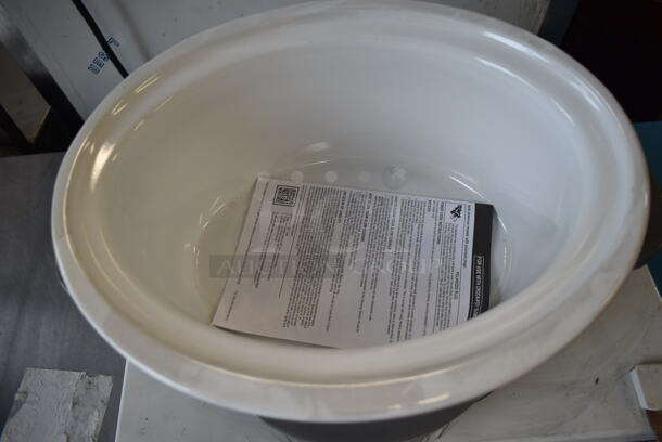 Crockpot CPSCVC70LL-G Metal Countertop Slow Cooker. 120 Volts, 1 Phase.  - Image 3 of 4