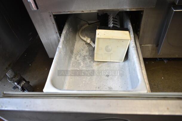 Traulsen RDT 2-24 DUT Stainless Steel Commercial Dual Temperature Cooler Freezer on Commercial Casters. 115 Volts, 1 Phase. Tested and Working! - Image 4 of 11