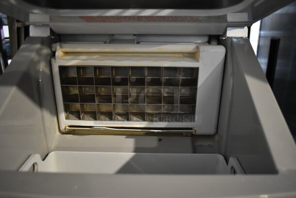 Frigidaire EFIC452-SS-CU Stainless Steel Countertop Ice Maker. 115 Volts, 1 Phase. - Image 4 of 8