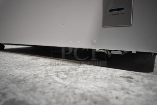 Midea MRC07M6AWW Metal Chest Freezer w/ Hinge Lid on Commercial Casters. 115 Volts, 1 Phase. Tested and Working! - Image 3 of 5