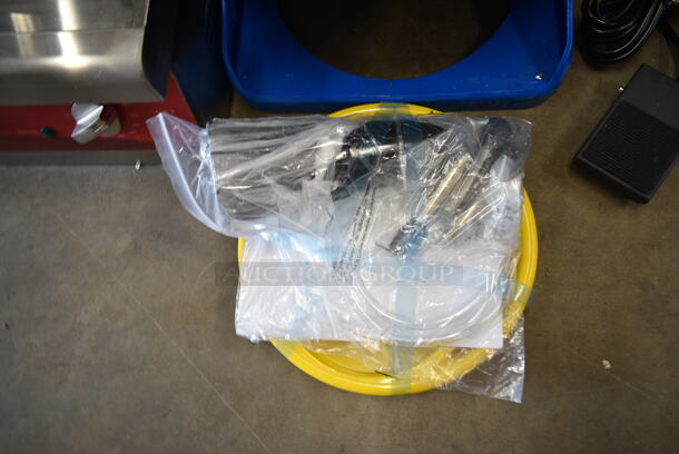 BRAND NEW SCRATCH AND DENT! 2023 Carnival King 382IBS250 Metal Block Ice Shaver. 120 Volts, 1 Phase.  Tested and Working! - Image 4 of 9