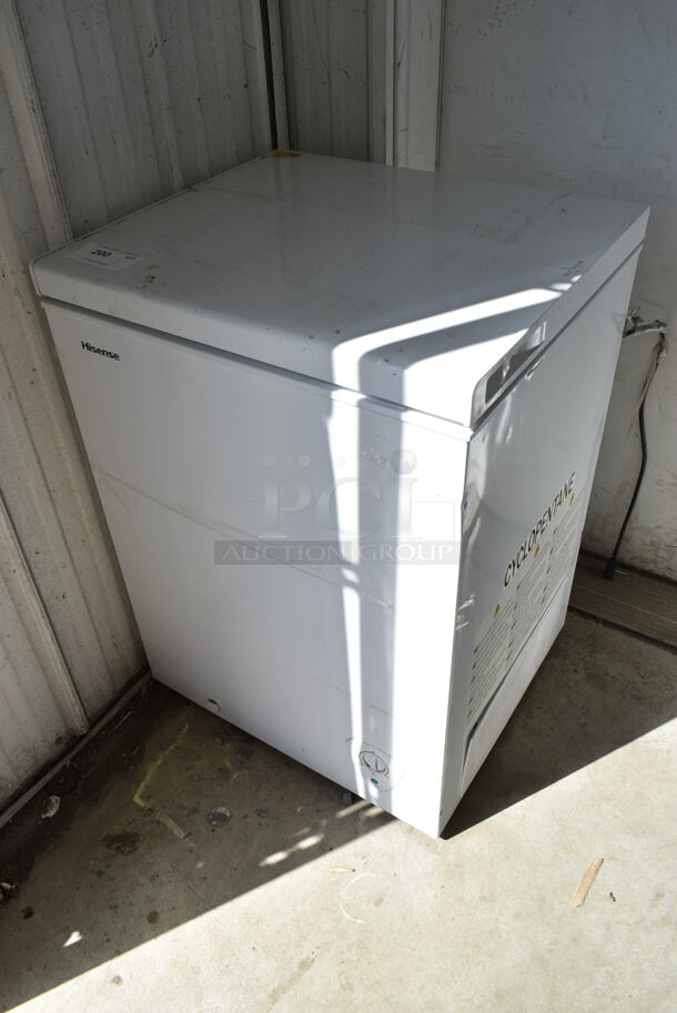 Hisense WFC050M6XWD Metal Chest Freezer w/ Hinge Lid. 115 Volts, 1 Phase. Tested and Working! - Image 2 of 4