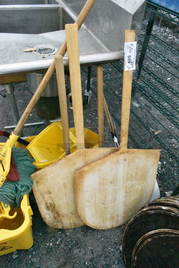 ALL ONE MONEY! Lot of Various Items Including 5 Pizza Peels, 33 Metal Pizza Screen, 9 Pizza Pie Stands, Rubbermaid Pro Serve Catering Carrying Bags.  - Image 9 of 10