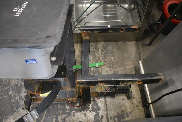 Curtis Fast-cast 175 Trailer Hitch Rear Mount Salt Spreader. 28x39x32 - Image 2 of 6