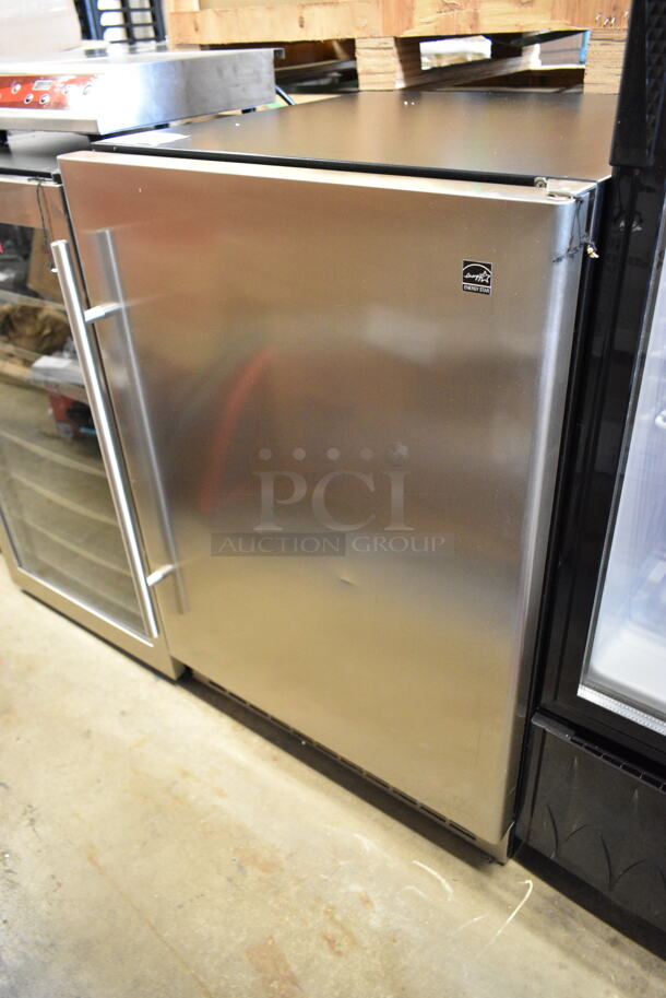 BRAND NEW SCRATCH AND DENT! Whynter DAR055D1BSSPR Metal Commercial Mini Cooler. 115 Volts, 1 Phase. 24x24x34.5. Tested and Working! - Image 2 of 5