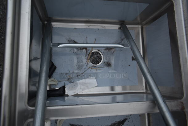 BRAND NEW SCRATCH AND DENT! Regency 600S32028224 115" 16-Gauge Stainless Steel Three Compartment Commercial Sink with 2 Drainboards - 20" x 28" x 14" Bowls - Image 6 of 8