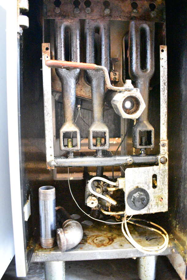 Stainless Steel Commercial Floor Style Natural Gas Powered Deep Fat Fryer w/ 2 Metal Fry Baskets.  - Image 4 of 6