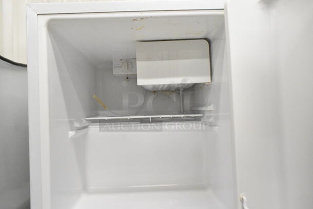 Magic Chef 18EYW-2 Metal Mini Cooler. 115 Volts, 1 Phase. Tested and Working! - Image 2 of 5