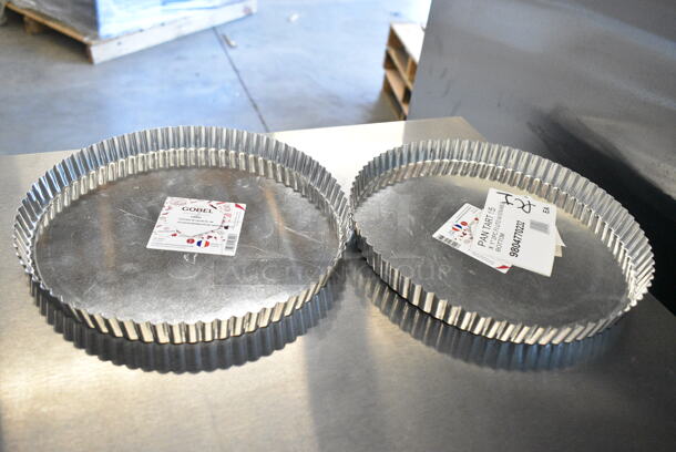 4 BRAND NEW SCRATCH AND DENT! Items Including Vollrath 69410 Tribute 10 9/16" Cover with Welded Torogard Heat Resistant Handle, 980331074 Matfer Bourgeat 331074 Exopan Steel Non-Stick Bread Loaf Pan - 8" x 3 1/8" x 3 1/8", 2 9804770232 Gobel 11 3/4" x 1" Round Fluted Tin-Plated Steel Tart / Quiche Pan with Removable Bottom 126442. 4 Times Your Bid!  - Image 7 of 8