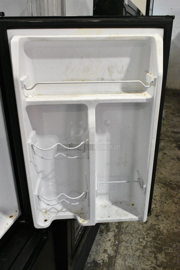 Galanz GLR25MBKE02 Mini Cooler. 115 Volts, 1 Phase. Tested and Powers On But Does Not Get Cold - Image 5 of 6