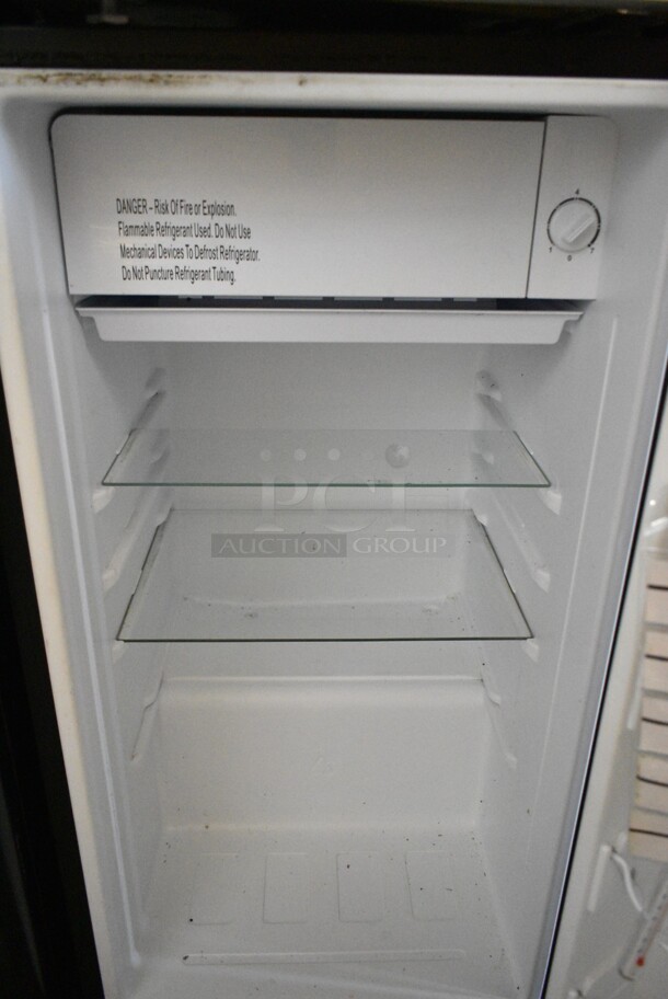 Galanz GLR33MBKE23 Metal Mini Cooler. 115 Volts, 1 Phase. Tested and Working! - Image 3 of 6