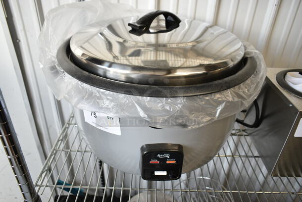BRAND NEW SCRATCH AND DENT! Avantco 177RCB124 124 Cup (62 Cup Raw) Electric Rice Cooker / Warmer with Removable Lid. 240 Volts, 1 Phase.  - Image 2 of 5