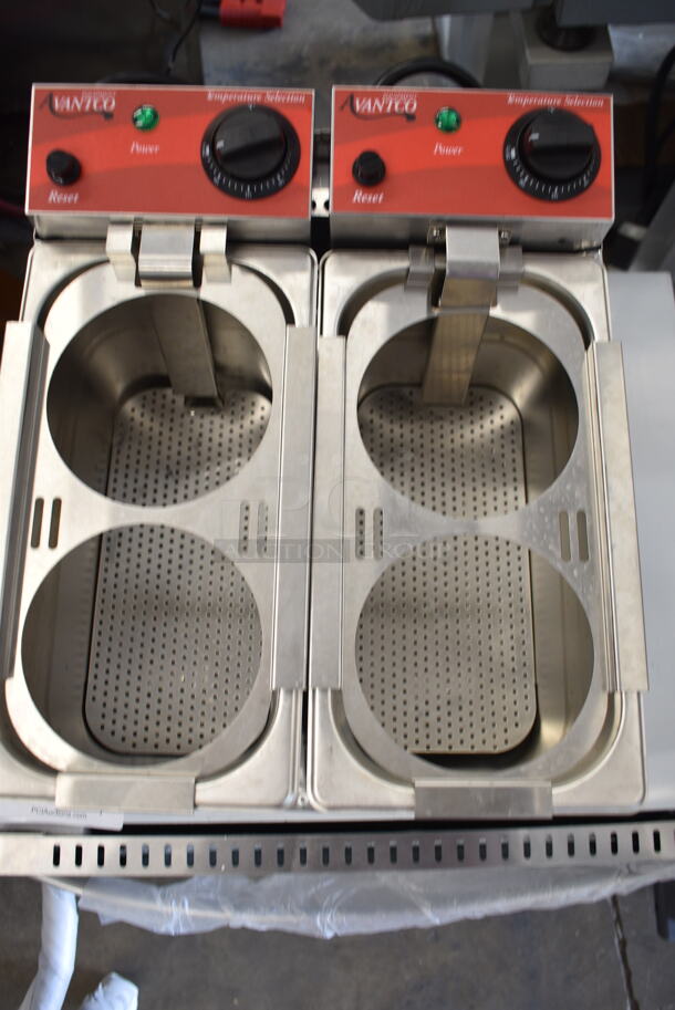 BRAND NEW SCRATCH AND DENT! 2023 Avantco 177PC102 2 Gallon / 8 Liter Electric Countertop Two Section Pasta Cooker w/ 4 Metal Fry Baskets. 120 Volts, 1 Phase. - Image 5 of 7