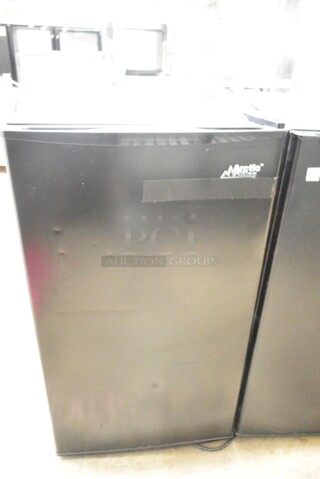 Arctic King ARU33B1ABB Metal Mini Cooler. 115 Volts, 1 Phase. Tested and Powers On But Does Not Get Cold