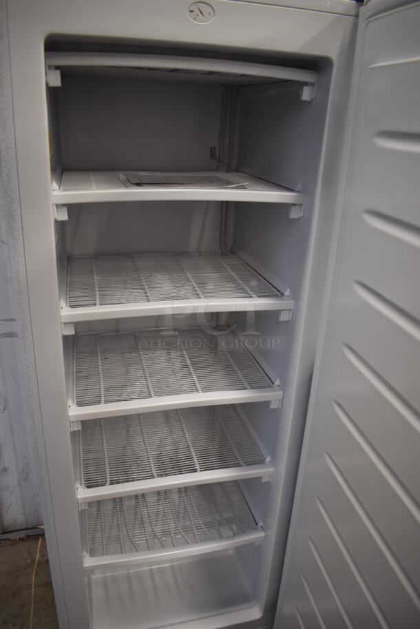 BRAND NEW SCRATCH AND DENT! Thomson TFRF690 Metal Single Door Reach In Freezer. 115 Volts, 1 Phase. 21.5x22x56. Tested and Working! - Image 3 of 6