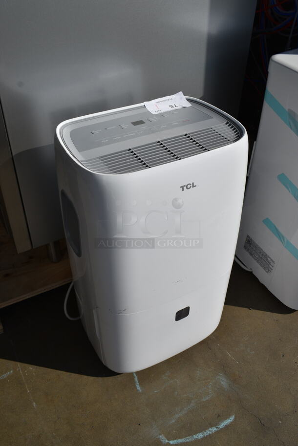 BRAND NEW SCRATCH AND DENT! TCL DEA70EP 70 Pint Dehumidifier. 115 Volts, 1 Phase. Tested and Working!  - Image 4 of 7