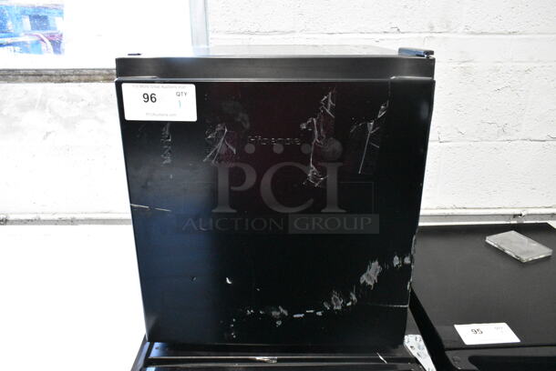 Hisense WMS017M6XBE Metal Mini Cooler. 115 Volts, 1 Phase. Tested and Powers On But Does Not Get Cold - Image 2 of 6