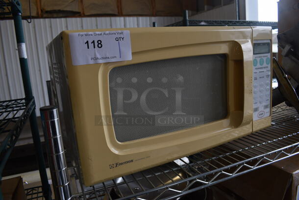 Emerson Countertop Microwave Oven w/ Plate. 21x15x11 - Image 4 of 4