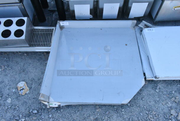 BRAND NEW SCRATCH AND DENT! Regency 600TSC3030S 30" x 30" 16 Gauge Stainless Steel Corner Work Tabletop - Image 2 of 3